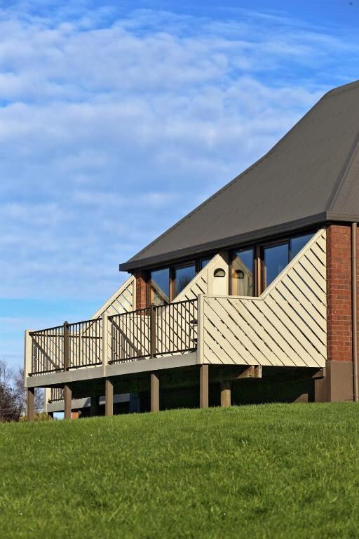 Rosebank Lodge balcony and lawn in Balclutha